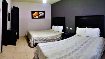 Habitación doble estándar, 2 camas matrimoniales | Caja de seguridad en la habitación, escritorio y wifi gratis