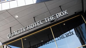 A hotel sign with the name "QUALITY HOTEL THE BOX".