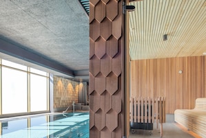 Un sauna, una bañera de hidromasaje, baño turco