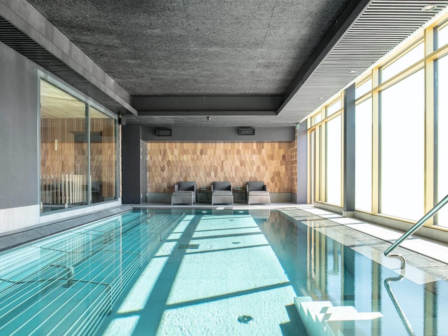 Una piscina techada, una piscina al aire libre