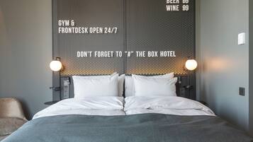 VÀrdeförvaringsskÄp pÄ rummet, skrivbord och ljudisolering