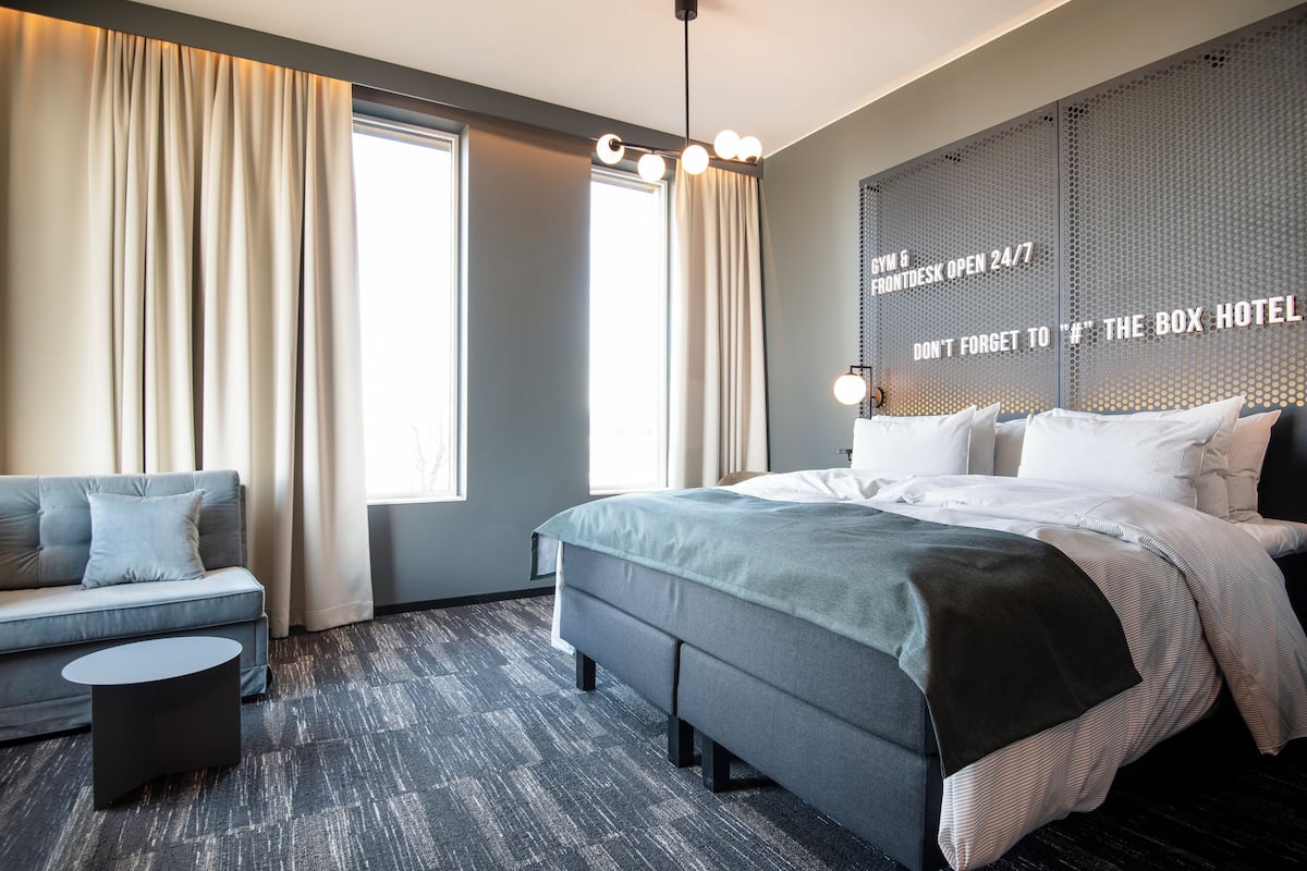 Deluxe-værelse - 1 kingsize-seng - ikke-ryger | Pengeskab på værelset, skrivebord, lydisolering, strygejern/strygebræt