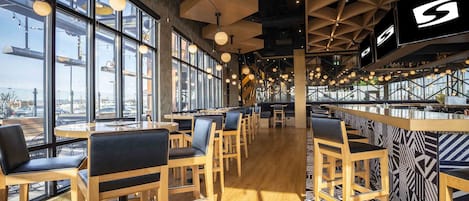 2 restaurantes, se sirven desayunos, comidas, cenas y cocina americana