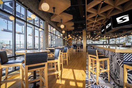 2 restaurantes, se sirven desayunos, comidas, cenas y cocina americana