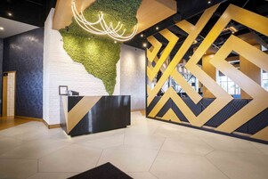 2 restaurantes; se sirve desayuno, almuerzo y cena; cocina americana