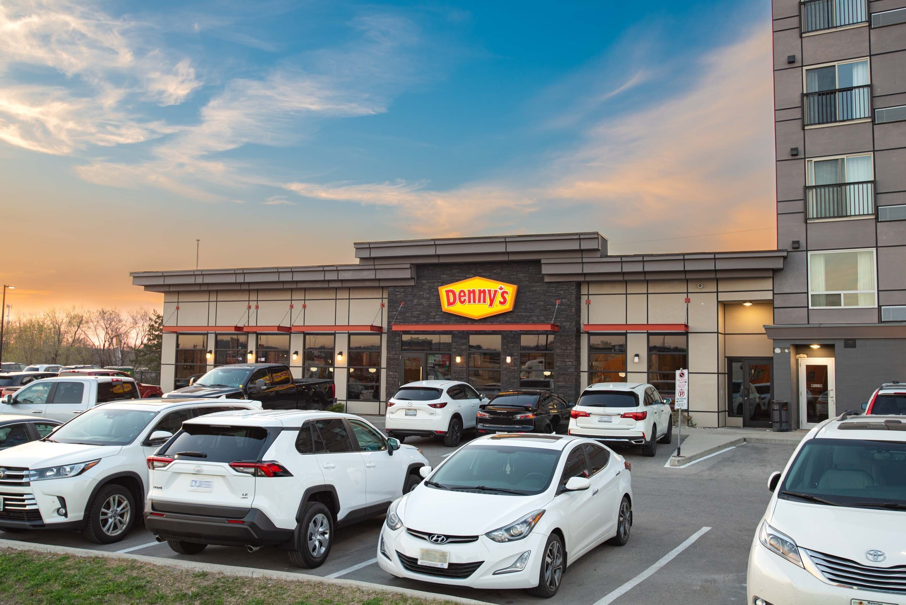 2 restaurants, breakfast, lunch, dinner served; american cuisine