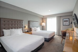 Premium bedding, in-room safe, desk, laptop workspace - Sandman Hotel Hamilton (Hamilton)