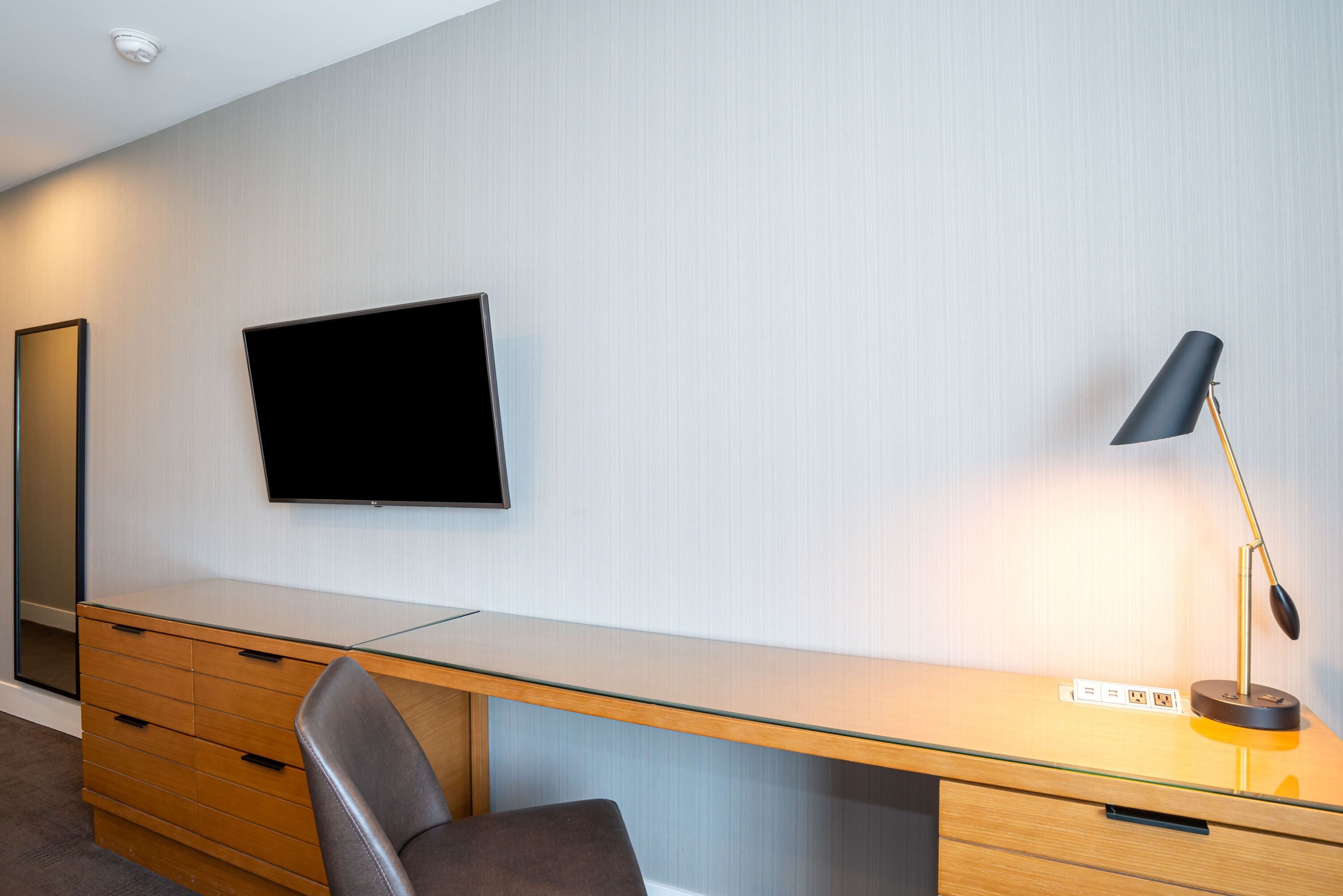 standard room, 1 king bed | 1 bedroom, premium bedding, in-room safe, desk