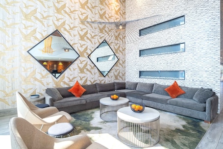 Salón en el vestíbulo. Sandman Hotel Hamilton