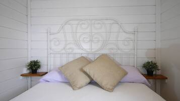 Bungalow, 2 habitaciones (Casa de Madera) | Cortinas opacas, tabla de planchar con plancha, wifi y ropa de cama