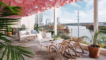 3 restaurantes, se sirven desayunos, comidas, cenas y cocina americana