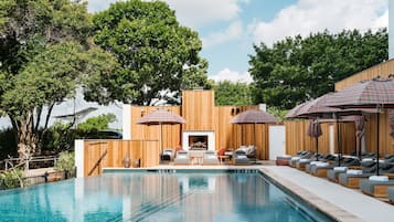 Alberca al aire libre, alberca climatizada y sombrillas en la alberca