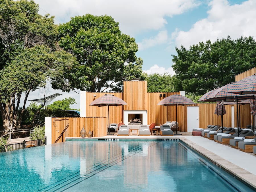 Utendørsbasseng,et oppvarmet basseng, bassengparasoller og solsenger