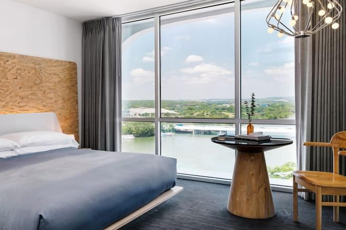 Roba de llit d'alta qualitat, cobrellits i minibar 