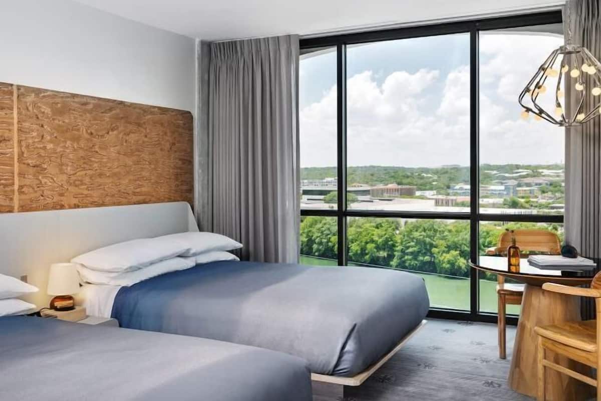 Ropa de cama de alta calidad, cubrecamas y minibar