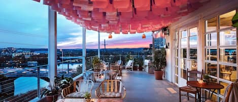 3 restaurants servant le petit déjeuner, spécialités Cuisine américaine