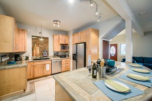 Classic House, 3 Bedrooms | Private kitchen | Fridge, microwave, oven, stovetop - Hyde Park Family Retreat (Boise)