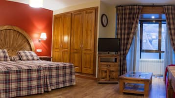 Premium tweepersoonskamer | Een kluis op de kamer, een bureau, verduisterende gordijnen