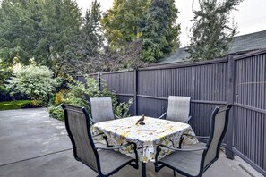 Outdoor dining - The East End Retreat (Boise)