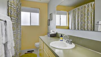 Design Duplex, 2 Bedrooms | Bathroom | Combined shower/tub, free toiletries, hair dryer, shampoo