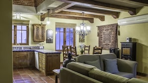 Vila família, 3 quartos | Área de estar | TV de tela plana