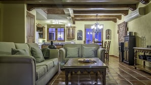 Vila família, 3 quartos | Sala de estar | TV de tela plana