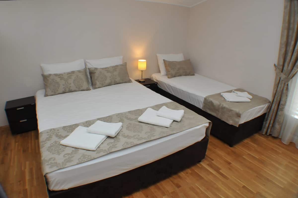 Chambre Triple | Coffres-forts dans les chambres, bureau, Wi-Fi gratuit, draps fournis