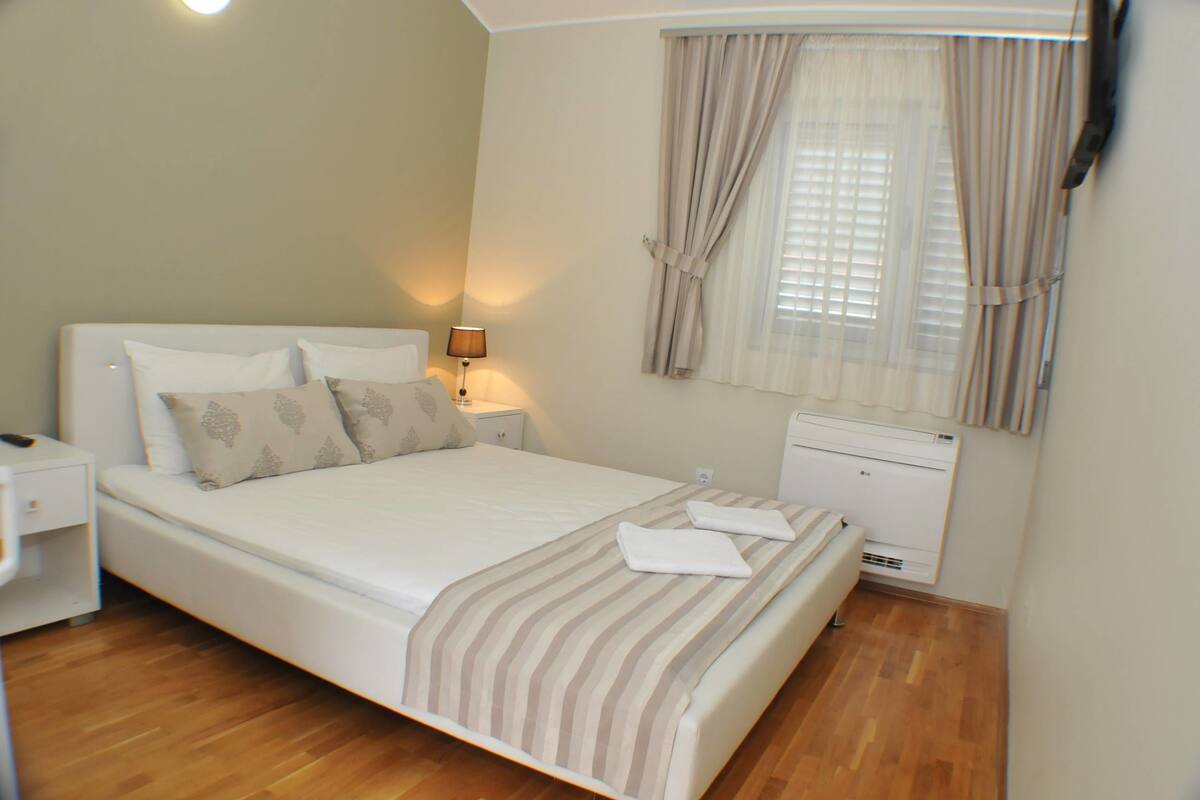 Chambre Double | Coffres-forts dans les chambres, bureau, Wi-Fi gratuit, draps fournis