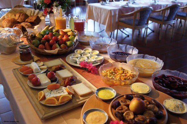 Breakfast (EUR 5 per person) - M-Club Hotel (Budva)