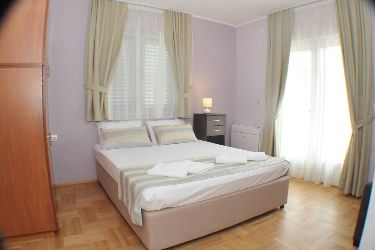 Appartement Duplex, 2 chambres, terrasse | Coffres-forts dans les chambres, bureau, Wi-Fi gratuit, draps fournis