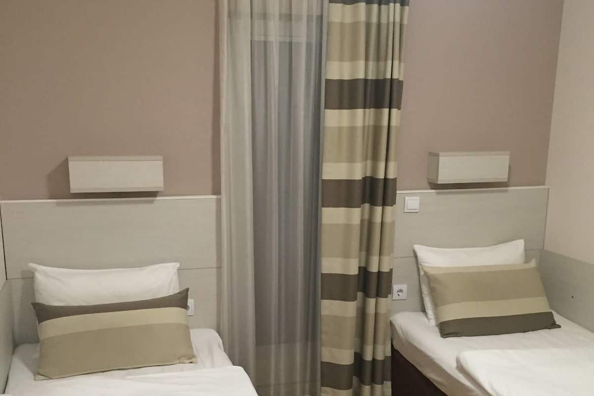 Chambre avec lits jumeaux | Coffres-forts dans les chambres, bureau, Wi-Fi gratuit, draps fournis