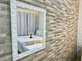 Quarto quádruplo família | Berços grátis, Wi-Fi de cortesia, roupa de cama