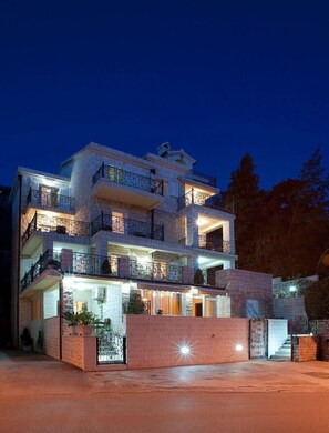 Facciata della struttura - sera/notte