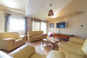 Luxury Apartment, 3 Bedrooms, Sea View