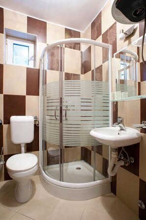 Comfort Apartment, 2 Bedrooms | Bathroom | Shower, free toiletries, hair dryer, towels