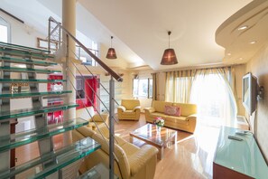 Appartamento Luxury, 3 camere da letto, vista mare | 1 camera, una scrivania, insonorizzazione, ferro/asse da stiro