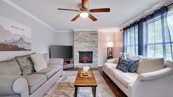 Een smart-tv, een open haard, tafelvoetbal en een tafeltennistafel