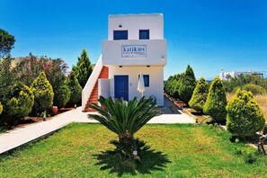 Vista frontal de la propiedad