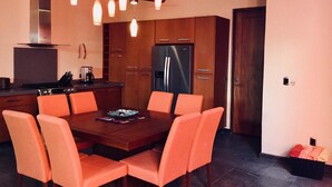 Villa familiale, 3 chambres | Repas dans la chambre