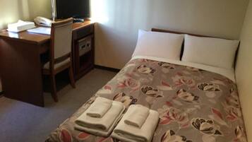 Escritorio, tabla de planchar con plancha y ropa de cama