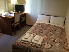Desk, iron/ironing board, bed sheets - Hotel Palace Sendai (Sendai)