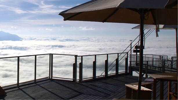 A high-altitude observation deck with a clear view of clouds below and a mountain in the distance. - Petit Hotel Paddington House (Yamanouchi)