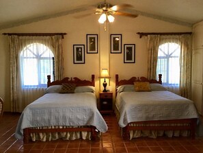 4 bedrooms, free WiFi - 353 Casa Marina- Beach Home Town (Loreto)