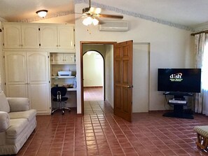 Casa de ciudad familiar, 4 habitaciones, vista parcial al océano | Sala de estar | Televisión de pantalla plana y chimenea 