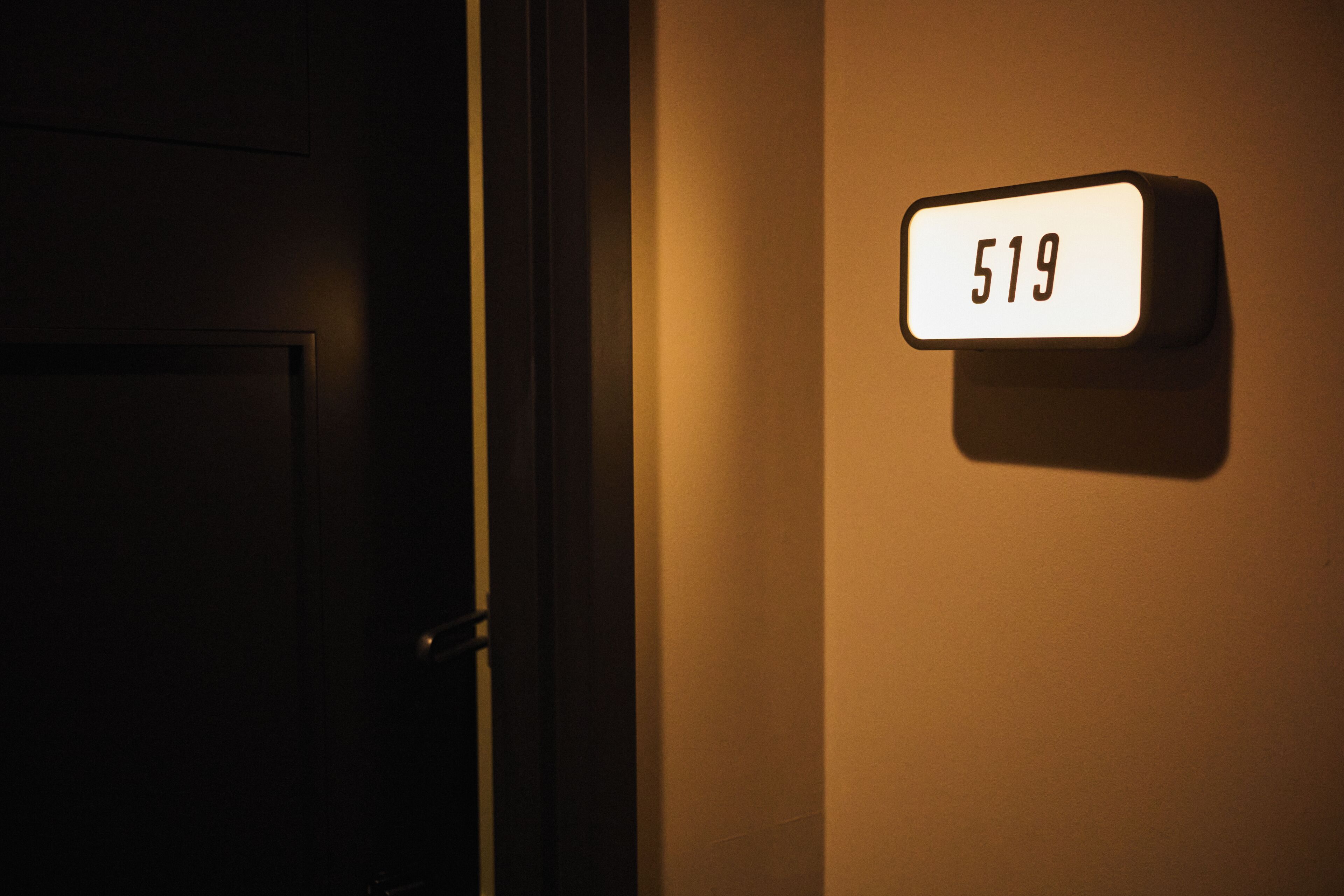 Ein Zimmer mit einer Tür und einem an der Wand befestigten Schild mit der Nummer 519.