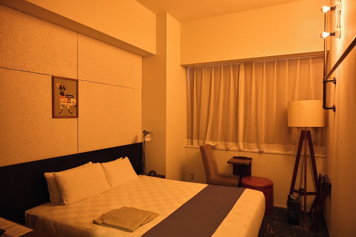 Premium Queen Room, Non Smoking (Airport Side, 5th Floor) | In-room safe, desk, laptop workspace, soundproofing