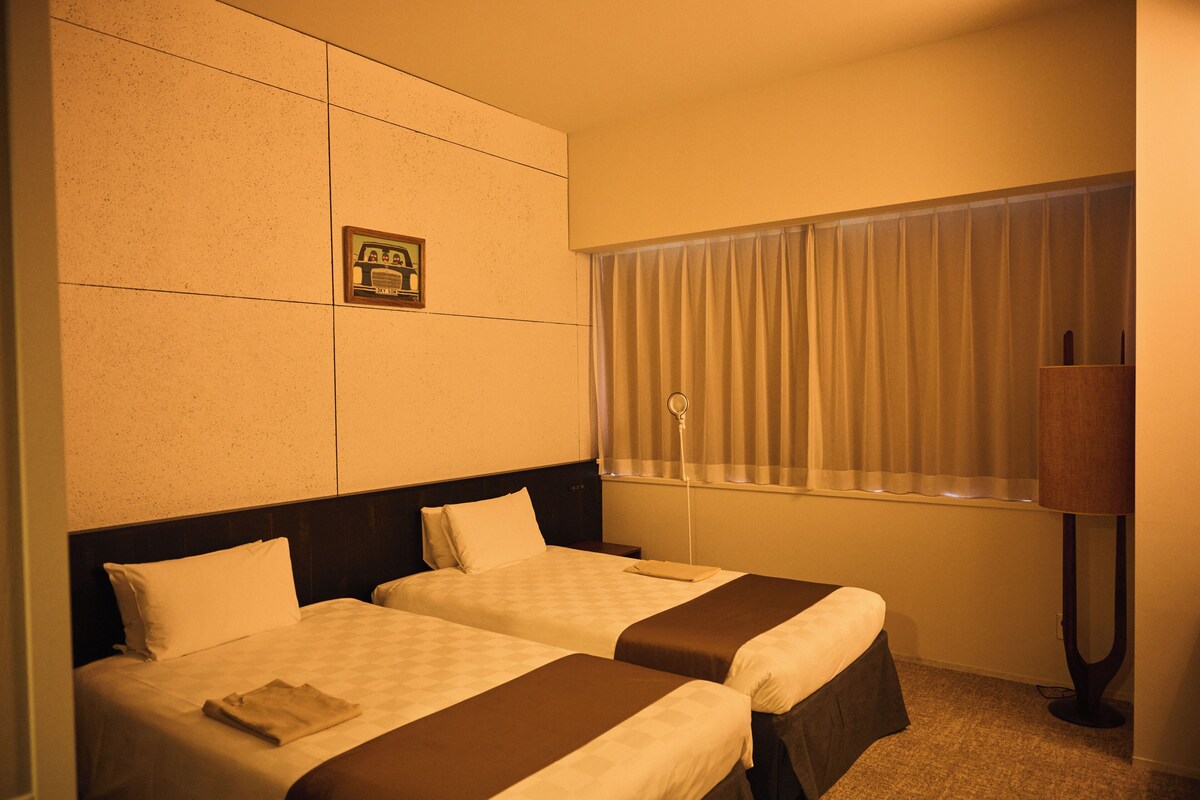 Premium Large Twin Room | In-room safe, desk, laptop workspace, soundproofing