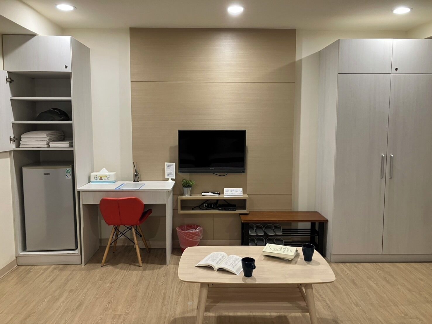 温馨四人房 | 办公桌、遮光窗帘、隔音、免费 WiFi