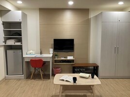 Classic Quadruple Room | Desk, blackout drapes, soundproofing, free WiFi