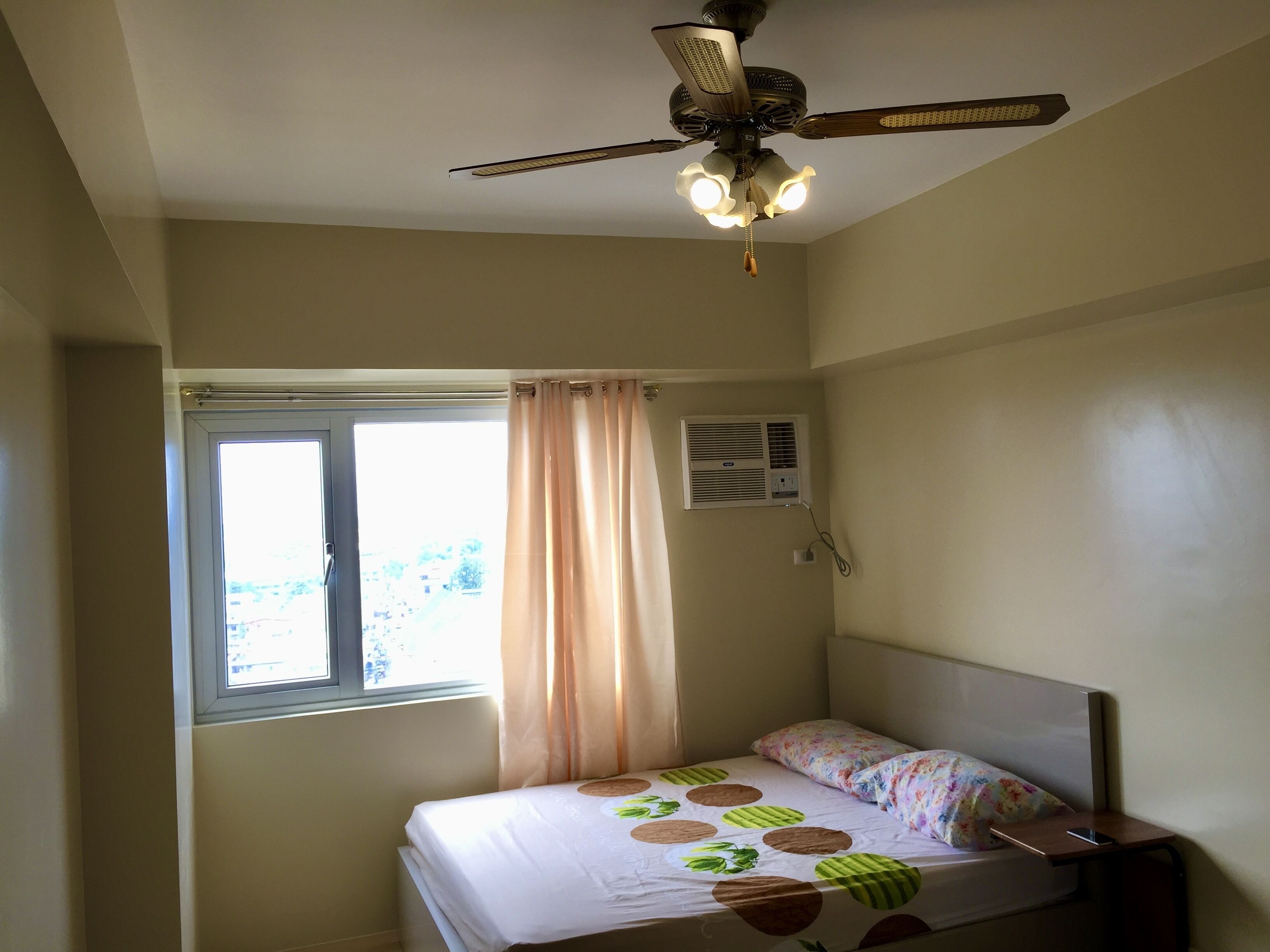 Ropa de cama de alta calidad, minibar y escritorio 